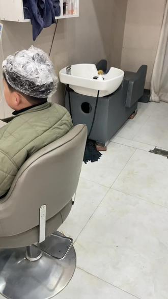 很多网友私信我纹理烫和锡纸烫的区别,今天发个视频,让大家分辨一下#阜南理发店推荐 #阜南儿童烫发 #男童烫发