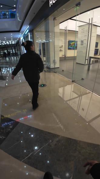 来华为看看mate80小艺看世界的能力和无障碍体验,真得看到了它的成长!#科技改变生活 #mate80 #盲人 #老张和小迷糊