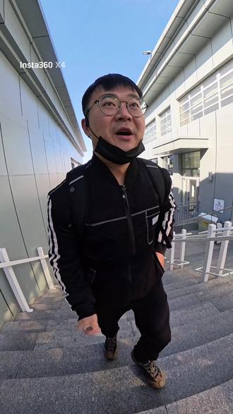 毫无疑问中国的制造能力天下无敌,就拿舰艇来说:海军已形成三航母体系,2025年11月福建舰正式入列,其作为全球首艘常规动力电磁弹射航母,不仅完成歼-15T等三型舰载机弹射测试,单日最高弹射架次达48次,作战效率大幅领先辽宁舰。舰艇规模居全球首位,现有400余艘舰艇,其中055型万吨大驱服役10艘、052D型驱逐舰33艘,搭配高超音速导弹等装备战力顶尖。潜艇部队有20艘核潜艇与60艘常规潜艇,新一代095/096型核潜艇静音性能接近国际顶尖水平。同时造船产能全球领先,舰艇完好率超90%,还规划建造核动力航母,逐步完成从近海防御到远洋护卫的转型。#上热搜 #福建舰 #原创视频 #中日关系 #涉台问题