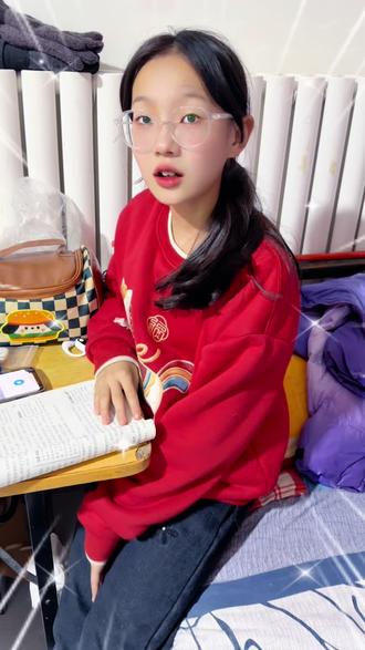 大家好!
我是六年级五班的杜梓怡。在这个充实的寒假里,我读了一本特别有意思的书,今天想和大家分享我的阅读收获~
我阅读的书名是《鲁滨逊漂流记》,这次分享的是书中的第一章《流落荒岛》,第二个故事《绝境自救》
《绝境自救》的故事情节:《绝境自救》通常围绕主角陷入困境展开,比如被困荒岛、迷失深山、遭遇自然灾害等。他们在没有外界帮助的情况下,凭借自身的知识和顽强意志,利用周围环境资源,如用树皮做绳索、找水源、搭建简易住所等,一步步克服重重困难,最终成功脱险。
《绝境自救》的读后感:读完《绝境自救》,我对主角的勇气和智慧深感敬佩。书中让我明白,在绝境中不能坐以待毙,要保持冷静,积极寻找解决办法。同时也意识到平时积累生存知识的重要性,它可能在关键时刻拯救我们的生命。
最后把这本书推荐给大家:《绝境自救》这本书情节紧张刺激,充满冒险元素,能极大地吸引读者的注意力。更重要的是,它具有很强的实用性,传授了许多实用的生存技能和自救知识,无论是大人还是小孩,都能从中受益。
我的分享到此结束,谢谢大家!