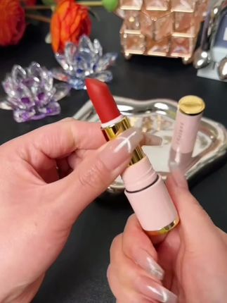 用一次就爱上的不沾杯口红,真的太好用了,质地轻薄持久服帖,让你告别尴尬唇印,再也不担心口红沾杯了!#口红 #不沾杯口红 #精致女人必备 #口红推荐 #不沾杯不掉色