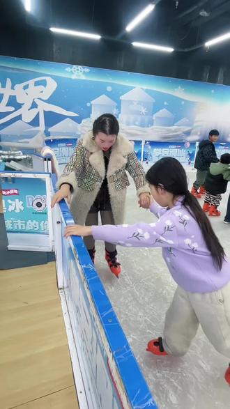 玩溜冰就玩真冰场真好玩,单人畅玩一整天只要19.9就在万达二楼奥冰星球潮玩馆,还有淘气包萌宠乐园等更多优惠左下角团#奥冰星球潮玩馆 #真冰场滑冰 #淘气堡