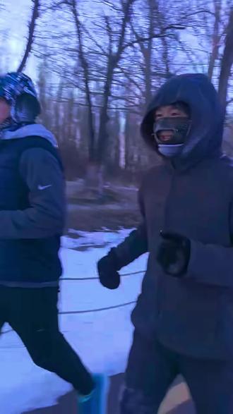 小灰灰12月27号,28号44公里雪地蒙龙过江冠军+1月1号抚远马拉松全程季军给90后的火焰灭了不少!就问你们大庆小灰灰帅不帅@大庆小灰灰 @小明同学慢悠悠 @没天赋的阿楠想要双铁腿 @#抚远马拉松