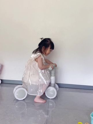 宝宝一岁就开始骑四轮平衡车,这款平衡车很适合刚入门的宝宝来骑,锻炼宝宝的核心肌肉群。
