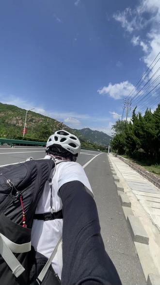 青岛
昨夜的暴雨
并没有浇灭今日的暴晒
清凉只停留在了清晨……
从青岛五四广场附近出发
经过崂山,将近三十多公里的连续爬坡
已经把我累惨
这辈子的坡,都献给了青岛崂山了
现在看到坡,腿就发酸
但不得不说,下坡还是很爽的,哈哈哈
全程将近四十三公里
最后在大学校园吃了一顿美味实惠的晚餐
也算是犒劳了我一路爬坡奔赴校园打卡的辛苦😂
第一次来山东大学青岛校区
真的又大又美,风光秀丽
阔别校园许久许久
再次来到高校学府
真的会让人内心平静
哪怕只是在这里走一走
都让人觉得特舒服,特别惬意
象牙塔下的光阴
总是一去不复返的
❤️在这里,祝各位学子好好珍惜校园时光
❤️也祝2025完成学业的同学前程似锦,一切顺利
(最后说一句,真不建议来青岛骑行,尤其是重装骑行,简直会让你崩溃的,特别是在老城区,那婉转曲折高高低低的道路,特折磨人)#青岛 #旅行推荐官 #骑行 #山东大学青岛校区 #旅行大玩家