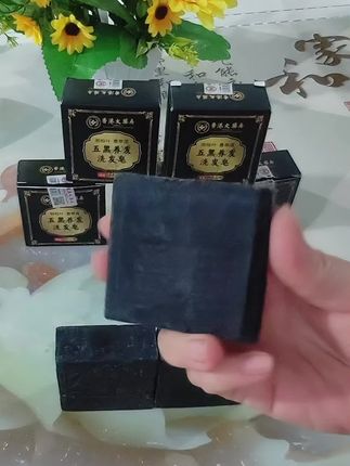 这款侧柏叶墨旱莲#五黑养发洗发皂 采用纯植物配方温和不刺激,泡沫绵密丰富能深层清洁头皮污垢与油脂,无论是脱发、白发还是头发油腻问题它都能帮你解决#养发皂#洗发皂#头发养护#洗发护发