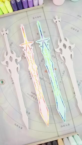 流彩画(流体画流体熊)流彩二十一式之:剑之流彩!爱心之剑!冷色剑!暖色剑!创意绘画,就是玩,有手就会。
一站式满足你的流彩画(流体画流体熊)创作需求。异形画板、流彩台、工具、流体熊支架。流彩二十一式:美轮美奂、妖娆妩媚、灵动飘逸、梦幻飘渺。#流彩画 #流体画教程 #爱心剑 #日常瞎画 #一般人不告诉他