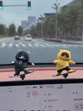2025新款动动熊车载滑板摆件车内装饰品炫酷小熊摆件