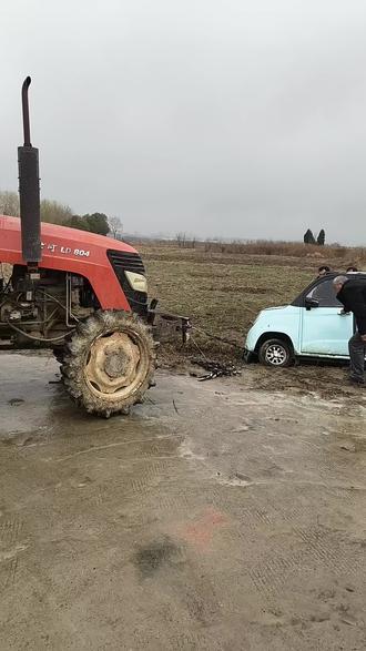 老头乐万万没想到关键时刻掉链子,还要靠拖拉机拉它一把😂