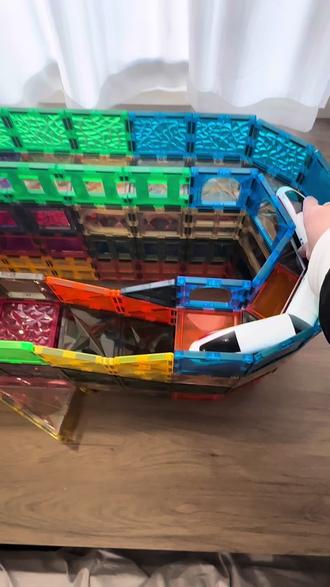 挑战磁力片999种拼搭法~高铁下楼 磁力片好搭档小火车跑起来丝滑的很呢,一点也不会撞破围栏。快给小朋友都安排起来吧#磁力片小火车#磁力片火车轨道#磁力片创意玩法 #儿童益智玩具