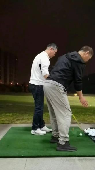 高尔夫三人行必有我大哥,每位大哥都是高级职称外号白球砖家,专治疑难杂症和各种不服【都是干大工程的,给飞机安倒档的,万里长城贴瓷砖的,珠穆朗玛峰安电梯的】#真实生活分享计划 #高尔夫#挥杆 #高尔夫练习 #高尔夫教学 #高尔夫球场