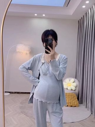 被德绒月子服治愈了!软fufu还保暖😌德绒面料摸起来像撸猫一样软,穿身上暖得很快,哺乳时掀背心就行,不用扒厚衣服,带娃超方便!弹性好到胖瘦都能穿,带胸垫不用调肩带,月子里轻松当精致妈妈,快囤!#月子服#孕妇装#怀孕#哺乳睡衣