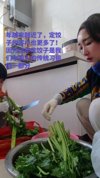 吃饺子在中国传统文化中寓意丰富,主要象征团圆、招财进宝和新旧交替。
饺子形状圆润,常与家人围坐共包共食,象征家庭团聚和和谐。
饺子形似古代元宝,寓意财富积累与财运亨通。
饺子谐音“交子”,在除夕等时刻食用,代表辞旧迎新、岁月更迭。