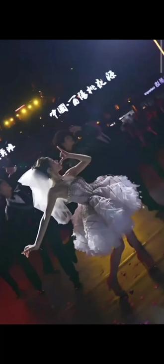 #龙浩天妹妹 这个节目是哥哥临时点她表演的。龙悦这一大嗓子“紫霖呢?”喊得哥哥一激灵~龙队还特意再问一遍紫霖呢?妹妹的回答更是要命~兄妹这通操作能不让人误会和眼红吗……昨晚紫霖缺席自然会被CP粉刷屏,妹妹直播时觉得也不能全怪粉丝。所以昨晚更有可能是龙浩天觉得气氛不对劲,特意安排紫霖和爱乐返场,但又不方便让紫霖与龙悦共舞,否则显得太护犊子了,只能来个男男共舞PK……#直播 #社会百态 #人物故事 #情侣