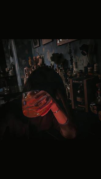 烟是魔 酒是佛 不烟不酒难成佛 烟养人酒养魂 烟酒齐倒夜销魂,烟酒不及情伤人,酒醉人醒夜销魂。没有清晨的粥,那就倒满深夜的酒,人生苦短帮我倒满!