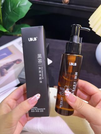 快快快,赶紧来薅UBUB黑茶卸妆油的超大羊毛! 温和卸妆的同时还能补水保湿!不辣眼睛不闷痘! 真的卸得贼干净!#卸妆油 #平价彩妆 #温和卸妆#护肤好物好用不贵 #种草