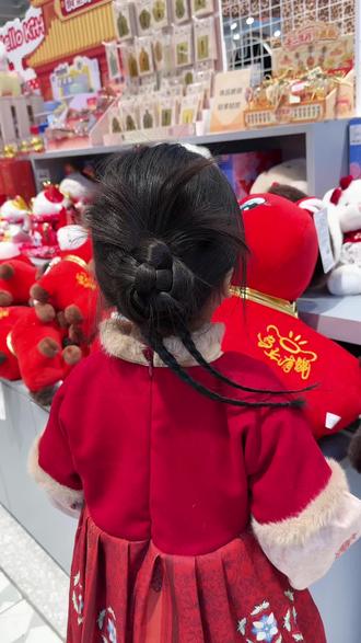 新年就扎这款新中式侧盘发,气质又好看~#新年发型 #儿童编发 #生女儿就是用来打扮的
