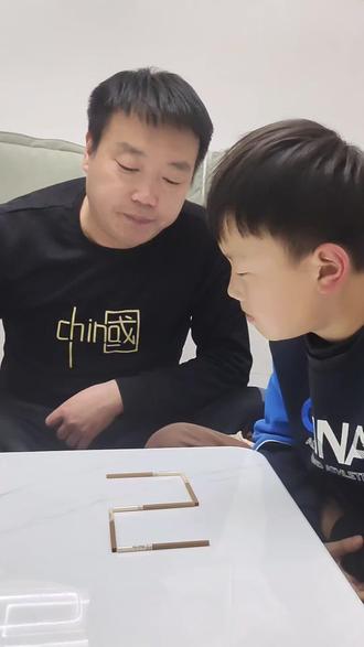 移动一根香烟,让数学2变成数学5?太难了,根本做不到?#亲子互动 #父子日常 #搞笑 #万万没想到