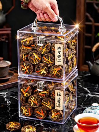 新会橙皮普洱小茶饼:一味陈香融橙韵,一饼藏尽岭南秋   取新会核心产区橙皮,与陈化普洱揉压成小巧圆饼,饼面清晰可见橙皮丝与茶叶纹理交织,宛如把岭南的阳光与时光都压进了这方寸之间。   沸水冲泡,茶汤先泛橙红透亮,入口先是橙皮的清新果香跃然舌尖,随后普洱的醇厚陈香慢慢铺展,甜润不涩,回甘绵长。茶饼小巧便携,一饼刚好一泡,无需撬茶的繁琐。   无论是办公室午后解乏,还是居家慢品时光,这枚小茶饼都能让你在唇齿间邂逅橙香与普洱的完美碰撞,既是日常饮藏佳品,也是传递心意的雅致茶礼。#陈皮普洱#陈皮普洱茶#召唤茶友#茶香四溢#强烈推荐