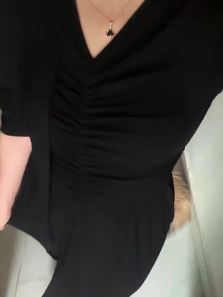 姐妹们,这条裙子真的太绝了,它是这种褶皱飘带的设计,超级好看!而且还是大V领的修身版型,特别显瘦,尤其是它的腰身,简直绝了!穿上它之后,身材立马变得凹凸有致,曲线感十足。裙子是A字长裙,可以很好的遮住腿上的肉肉,让你看起来更苗条,赶紧入手吧!#裙子 #女装 #穿搭 #穿衣显瘦 #穿搭分享