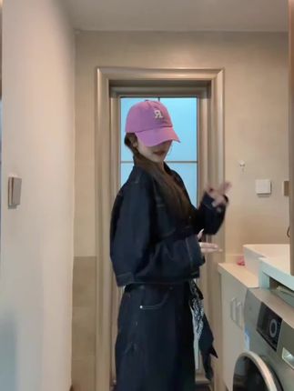 JWUW秋季翻领纽扣后系带短款牛仔外套女车线分割弯刀牛仔:/ 裤套装#短款牛仔外套 #弯刀牛仔裤 #套装
