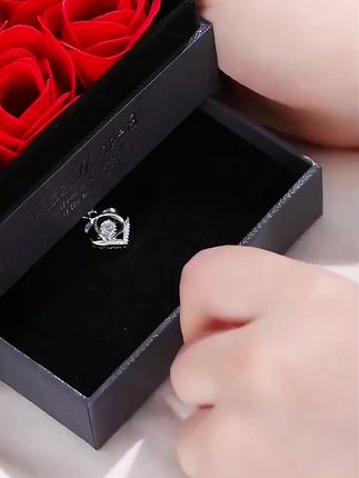 如果你正在寻找一份高品质、实惠且精致可爱的礼物送给心爱之人,那么这款心形足银锁骨项链一定是你值得入手的选择!#项链 #时尚饰品 #强烈推荐 @DOU+上热门