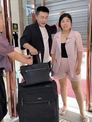 卖了五六年的洗面奶,我们一家人都用空无数只了,走哪带哪的,真的特别好用,温和不刺激,泡沫也很绵密,洗完脸不紧绷不假滑,洁面卸妆二合一的,收到货后不满意不好用直接退#洗面奶