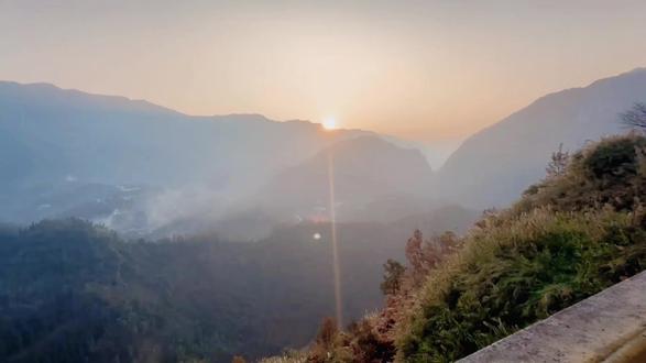 有人也这样对我说过,如果你爱的那个人,没有像你爱她一样爱你的话,那么在他心里,多少对你是有些看不起和鄙夷的#一程山路翻唱 #自然风景区 #美丽公路 #看日出的好地方 #盘山公路