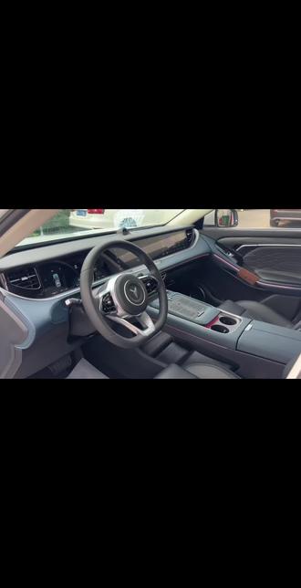 今天是#24款岚图 FREE 超长续航智驾版23年10月上牌1.5T增程式2双电机四驱,Apollo领航辅助智驾NOA,丹拿音响,氛围灯,辅助泊车,主动刹车,悬架高低调节,L2辅助,一手车主行驶3.2万公里,全车一个面补漆,前排通风加热按摩记忆座椅,起步提醒,电动感应后备箱,车顶行李架,远程启动,彩色触控液晶屏,支持华为hi car ,type c ,usb,手机无线充,后排比例放倒,语音连续识别,高通骁龙8155芯片,车联网,OTA 升级,车载KTV,后排多媒体屏幕,1.5T四驱双电机,wltc续航160,cltc 纯电续航210,辅助驾驶芯片:双TDA4,,电池快充50分钟慢慢充约6小时,车长4.9米,对标理想L7,20寸轮胎,内置行车记录仪,主动刹车碰撞预警后方碰撞预警哨兵模式千里眼, 开门预警疲劳提醒等功能,悬架高低调节,和空气悬架标配,才标配透明底盘,芯片总算力16 TOPS,
新款有一个低配,这个是双电机前置➕后置,新款低配是单电机后置后驱油耗更低,WLTC综合油耗0.81,车大约2.2吨重,一款中大型SUV ,三元锂电池,电芯品牌是宁德时代,对外交流放点功率3.6,电动车单速变速箱,双叉臂独立悬架,加多连杆独立悬架,前方摄像头感知,车内3摄像头,超声波雷达,毫米波雷达都是标配的,普及一下:25款四驱乾崑匹配了激光雷达和华为智驾ADS高速路段智驾,和软硬悬架,魔毯智能悬架,百度Apollo系统,统一电池组质保是八年或12万公里,整车质保是五年或10万公里#岚图超长续航领航智驾版增程