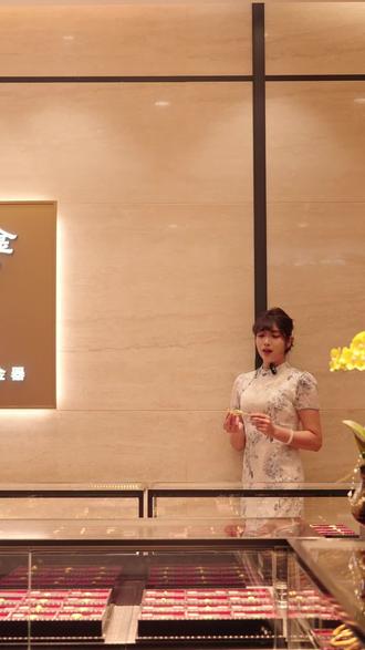 中式婚礼的氛围感天花板! 华铺黄金【有凤来仪】婚嫁套组
凤冠➕凤凰步摇凤钗成套搭配
古法花丝工艺,质感温润厚重
珐琅配色点缀精致耐看
垂坠流苏灵动摇曳
上镜端庄大气,超适合中式婚礼💒
寓意:凤凰来仪,良缘美满,富贵吉祥
足金匠心打造,可戴可珍藏
是婚礼仪式感,也是专属传家金。
📍威海振华商场·华铺黄金
备婚选中式婚嫁金,认准这一套!