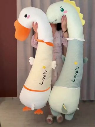 家人们!侧睡时脑袋悬空、脖子酸痛,真的挺烦的 😫 这个长条侧睡弯弯枕简直就是你的“救颈稻草”!🌾 它独特的弯弯造型,完美贴合侧睡时头部和颈部的生理曲线,就像给你的脖子安了个“小枕头”,提供恰到好处的支撑,告别僵硬和落枕!😴 晚上睡得香,早上醒来脖子轻松自在,舒服到不想起床! #侧睡抱枕睡觉专用 #玩偶抱枕睡觉专用 #长条睡觉抱枕#送女朋友礼物#抱枕礼物