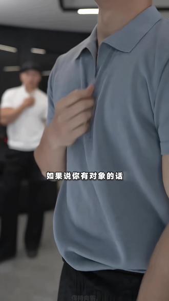 这款 GTAL 凉感针织海鸥领 polo2.0用的是正肩设计,肩线利落,上身非常显精神。领型介于翻领和亨利领之间,线条流畅有弧度,比传统 Polo领更松弛、更休闲,扣上扣子不勒脖子,敞开穿也很有味道#gtal #短袖t恤 #polo衫 #针织短袖 #夏季穿搭