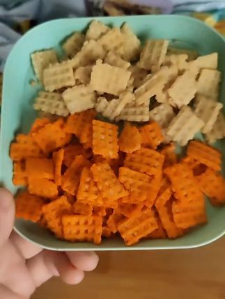 #追剧小零食 天香坊的吊炉锅巴真的好好吃,一口下去米香混合着豆香,吃起来好满足#追剧小零食 #强烈推荐 #天香坊吊炉锅巴嘎嘎香