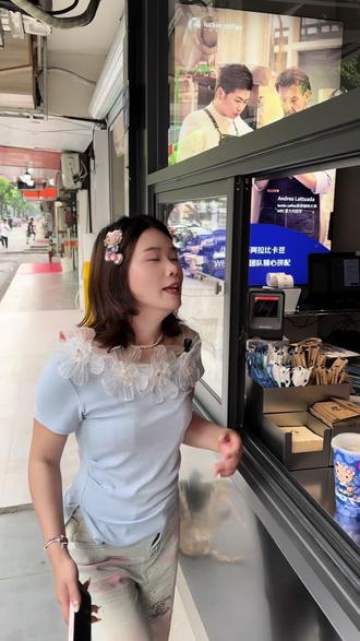 都去喝瑞幸的新品hello苹果茉莉,还是个HelloKitty联名的,太好看了#Hello苹果甜酷登场 #HelloKitty和她的漂亮苹友#一口冰拿到夏天落地签#瑞幸咖啡 #瑞幸新品 由于联名周边产能及物料调配限制,本次联名上线54个城市,2.4万家门店,具体请参考官方说明