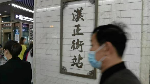 从汉正街地铁站出来浏览多福路!逛接地气的品牌服饰批发广场! #街景随拍 #汉正街品牌服饰批发广场