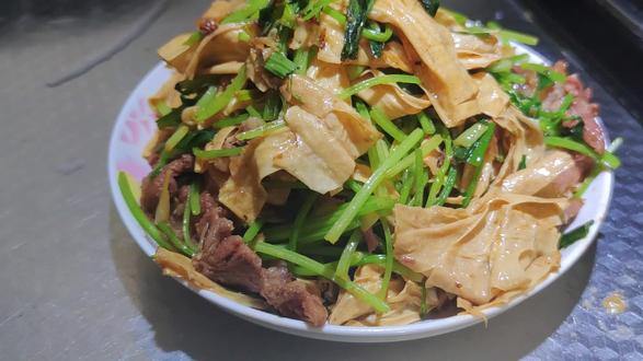 简单美味的家常小炒——芹菜腐竹炒猪头肉,真的太棒了