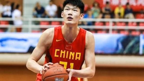 中国男篮4号位无人抗,沈梓捷顾全有心无力,球迷呼唤胡金秋!