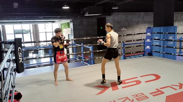 28岁小伙毕业5年不干正事,上班就和同事打拳,怪不得没车没房! #搏击 #自由搏击 #日常训练 #泰拳