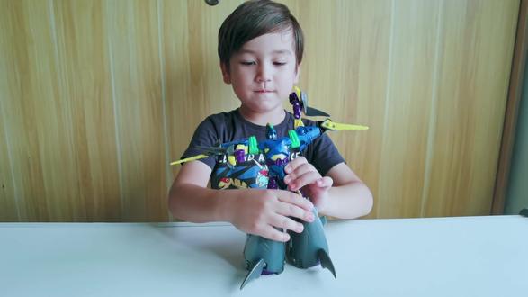 儿子说他还沒有将咖宝变形金刚变回鲨鱼