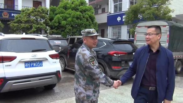 湘西州泸溪县人武部龚部长带教官一行检阅合水镇民兵。