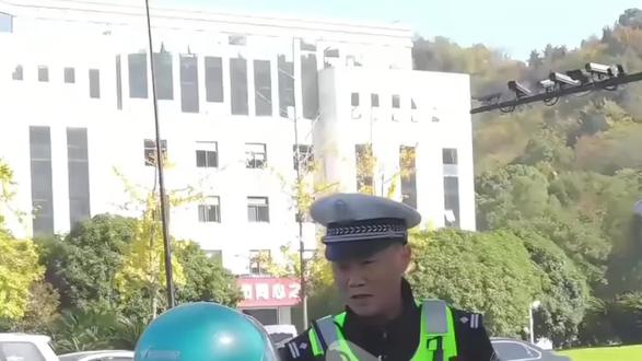 非国标电动车上路逮一个罚一个,强制报废还没有补助,生产不违法,买卖不违法,你一上路就违法!
#非国标电动车禁止上路 #强制报废电瓶车 #生产不违法 #上路了