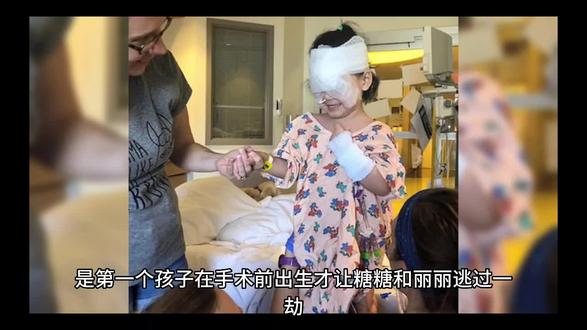 五年后她带着缩小版的霸总回国 第二章 认错儿子 夏婷婷带着两个孩子回国,在机场里与郭亮在机场找儿子,两个男孩子就像一个模子里刻出来的一样,两个大人都不知道孩子认错了。