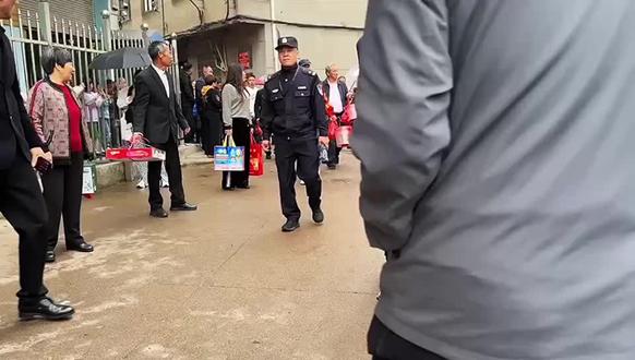 义乌民俗文化迎接胡公,原名:胡则,官至一品大员,为义乌老百姓 #民俗风情 #游神 #舞狮打鼓 #庙会活动 #花轿 #秧歌 #民俗文化