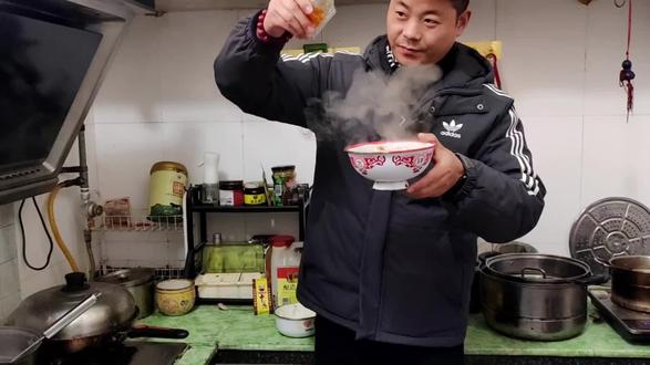 二虎中午利用剩下的料油,简单弄了一碗风交雪!吃着真美! #记录真实生活