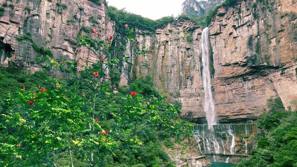 八里沟山崖陡峭,溪水清澈,风景万千,是国家科学探险基地。