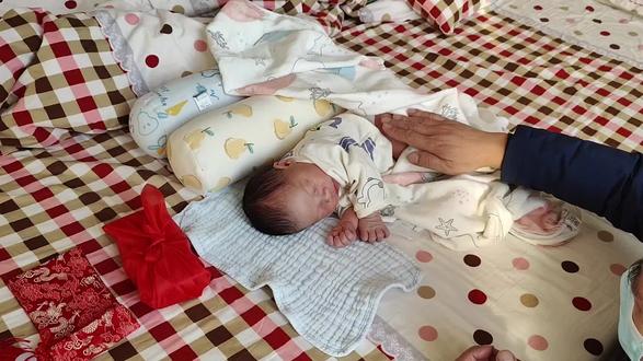 送汤米——外孙出生八天了