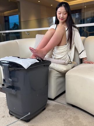 这款智能泡脚桶真的太棒了!不仅可以恒温保温,还能电动按摩,让我全身都能得到放松#VTT足浴盆 #泡脚桶 #于荣光