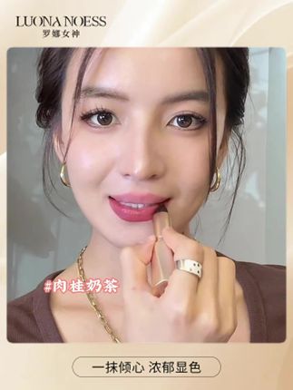 能者多劳,一个人把滋润 .养唇 .防水三份活全干了,这样的口红谁能不爱呀!这才是真的黑魔法口红,滋润护唇!