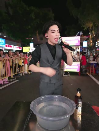 好好的一个人为什么要化妆,为了梦想,为了事业,为了改变全家人的命运。梅姐不得不改变。#一枝梅爱唱歌#仙花秀洗发水