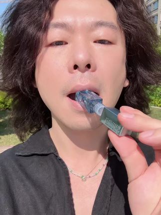 水润嘟嘟唇是给自己的小奖励,一抹隐匿唇纹,还你妈生好唇色,化不化妆都好看! #小树美真嘟唇精华 #口红